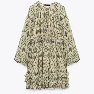 Zara klänning  - Säljer denna fina mönstringa zaraklänning då den inte kommit till använding. Helt oanvänd och lappen sitter kvar