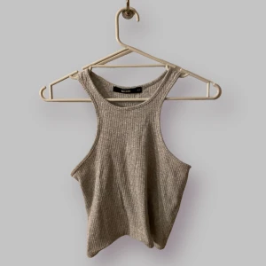 Grå trendig tank top  - Tank top/Linne liknande från Bik Bok i storlek XS. Ej använd. I super skick!! (95% Cotton, 5% Elastan)