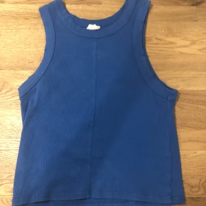 Urban outfitters - Super fin tank top som är perfekt för sommaren❤️ Använd 3 gånger . Köparen står för frakt. Kom privat för mer bilder ❤️Skickar postbevis