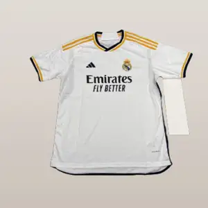 Jag säljer ett par nya Real Madrid T-shirts för endast 659 kr. Det finns många nummer att välja mellan. Skriv bara till mig vilket nummer du vill ha så kan jag kolla om den finns. Leveransen tar ungefär 2 veckor. Eller så kan vi mötas upp i Västerås.
