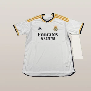 Real Madrid T-shirt  - Jag säljer ett par nya Real Madrid T-shirts för endast 659 kr. Det finns många nummer att välja mellan. Skriv bara till mig vilket nummer du vill ha så kan jag kolla om den finns. Leveransen tar ungefär 2 veckor. Eller så kan vi mötas upp i Västerås.
