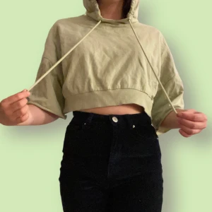 Mintgrön bomulls huvtröja - Snygg cropped mini hoodie från Monki i storlek S! Tunn och i super bra skick! (100% Cotton)