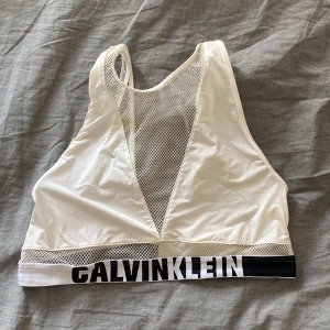 Calvin Klein topp - Topp från Calvin Klein, strl L. Använt skick men väl bevarad. Ej använd på flera år. Lite liten i storlek, skulle kunna passa stor M. Mesh framtill