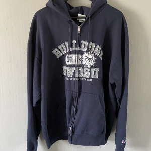 Hoddie med tryck  - As cool vintage zipup hoddie. Marinblå med tryck på framsidan. 