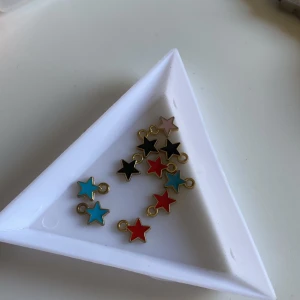 Berlocker  - Små stjärn berlocker i olika färger! Kan göras örhängen men kostar mer. 3st för 2kr 1 för 1kr Alla för 7kr