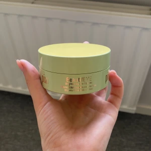 Eyepatches - Från pixi. Köpta på Åhléns för 300kr. Använt 3 par. Tycker mycket om men använder den blåa istället.