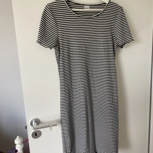 Ribbad klänning - Från Gina Tricot, inköpt för länge sen (notera den gamla storlekslappen🥲). Mycket sparsamt använd. Går till mitten av låren på mig (180cm)