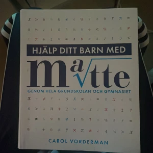 Gymnasiematte och högstadiematte - Helt oanvänd matteguide. Kan rädda en på gymnasiet eller högstadiet. Jag själv är klar med matte 2b och 1b men glömde använda denna.