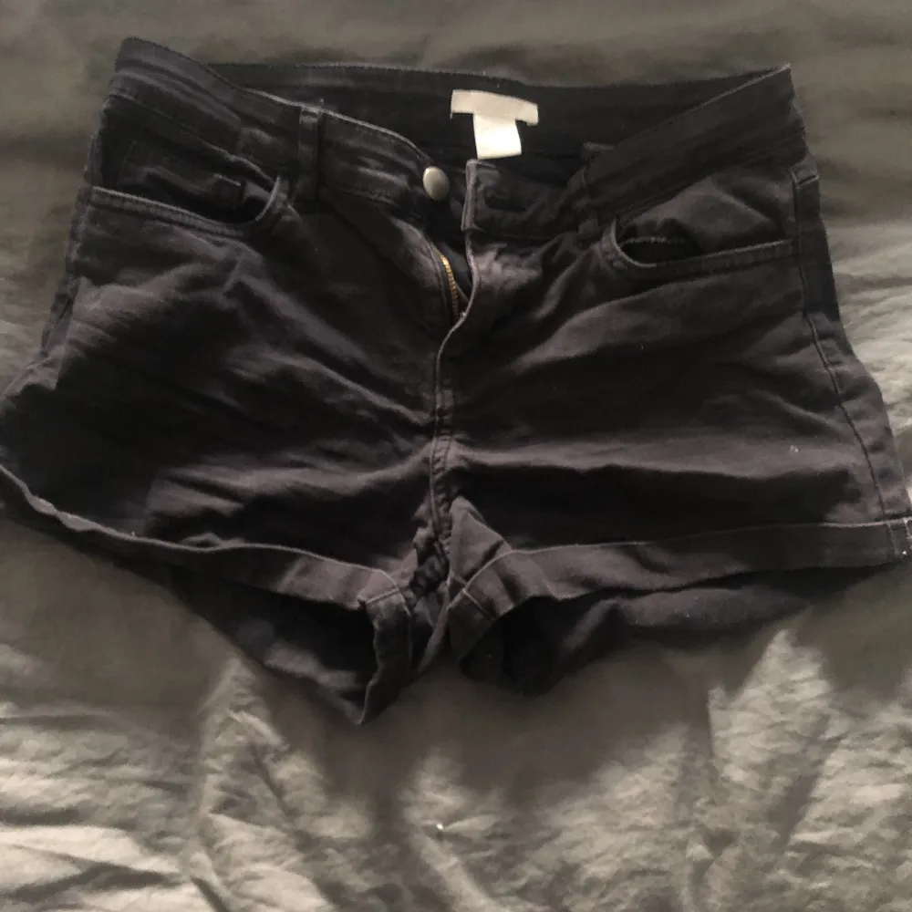 Svarta shorts från H&M. Dessa passar heller inte mig. Dessa är ungefär low waist. Använt ganska många gånger men är i bra skick. 🖤. Shorts.