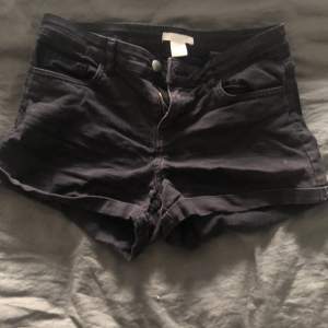 Svarta shorts från H&M. Dessa passar heller inte mig. Dessa är ungefär low waist. Använt ganska många gånger men är i bra skick. 🖤