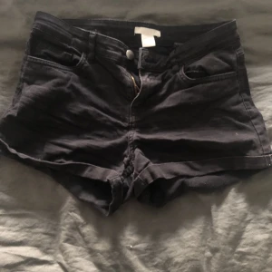 Shorts - Svarta shorts från H&M. Dessa passar heller inte mig. Dessa är ungefär low waist. Använt ganska många gånger men är i bra skick. 🖤