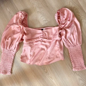 Blus - Somrig blus  Ny med lappar 