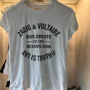 Jättefin Zadig t-shirt som tyvärr inte kommer till användning. Inga deffekter. Storlek xs. Köpt förra sommarn på Zadig butiken i Stockholm.