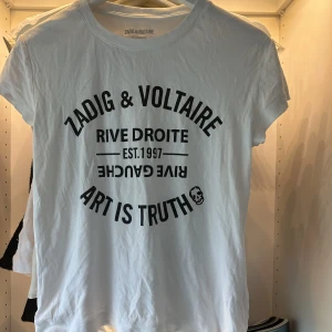 Zadig t-shirt - Jättefin Zadig t-shirt som tyvärr inte kommer till användning. Inga deffekter. Storlek xs. Köpt förra sommarn på Zadig butiken i Stockholm.