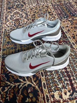 Nike Air Max Jewell - Säljer mina Nike Air Max Jewell i storlek 40,5! Använda en gång men finns något märke som förmodligen går bort med rätt medel! ⭐️