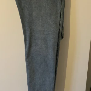 Jeans  - Säljer mina Levis 501  Det är en lite fläck på ena bakfickan 