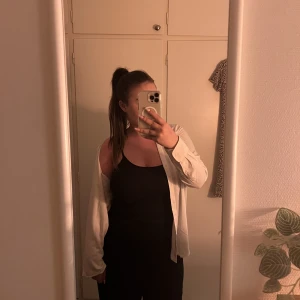 Fin vit skjotblus! - Superfin blus/skjorta i nyskick! Aldrig använd, endast testad 🤍 Storlek Large (L) men sitter mer som Small (S) 💕 Säljer för 65. Nypris: 149 