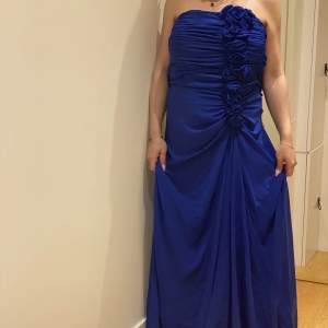 Jätte fin och söt blå klänning som jag älskar! Den är också helt oanvänd med lappen kvar! Så i nyskick och köpt för 4000 säljer då den för 3000!🩵💙💘