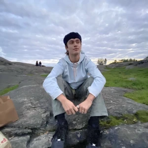 Acne studios jeansjacka - Acne studios jeansjacka med inställbart snöre vid midja och luva. Väldigt fin