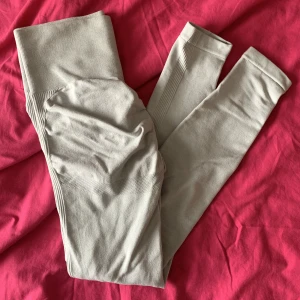 tights med scrunch - fina ljusgråa scrunch/shaping tights som är använd några enstaka gånger. storlek S men passar även på en XS då dem har bra stretch. nypris 599kr men bud är välkomna