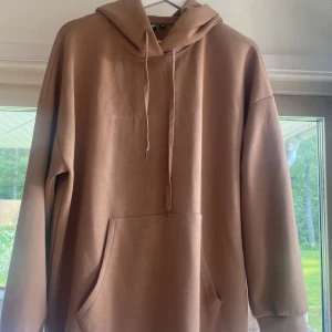 Hoodie/träningshoodie - Köpt från pieces i storlek L. Jätte skönt material som är väldigt luftigt. Använd en gång vid provning💕