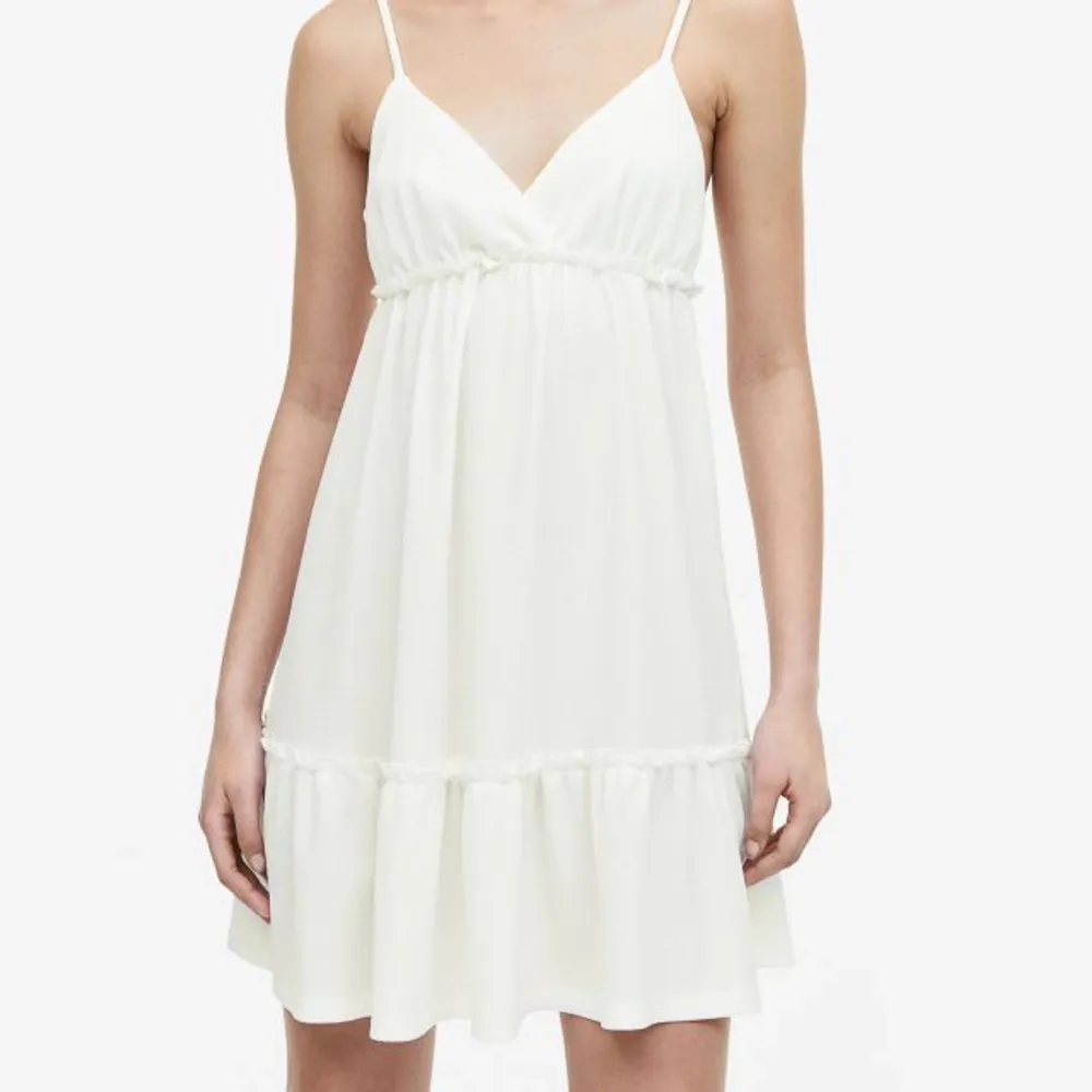 Söt vit klänning från H&M, aldrig använd så helt nytt skick. slutsåld på hemsidan. Inte genomskinlig alls.. Klänningar.