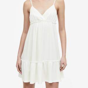 Söt vit klänning från H&M, aldrig använd så helt nytt skick. slutsåld på hemsidan. Inte genomskinlig alls.
