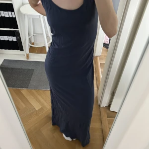 Trendig långklänning  - Jättefin mörkblå långklänning i nyskick, storlek xs!❤️