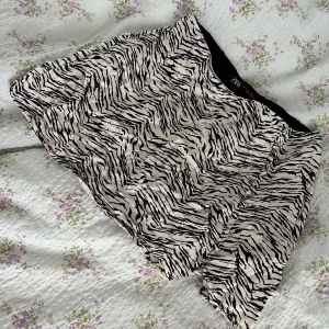 Zebra kjol - Super söt zebra kjol från zara. Den har inbyggda lösa shorts och stängs med en dragkedja på sidan🩷