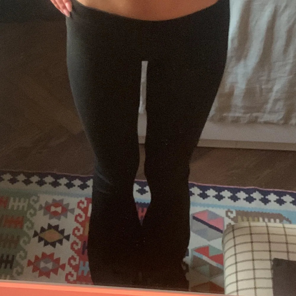 lågmidjade utsvängda yogapants i svart ❤️. Jeans & Byxor.