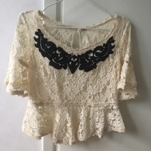 Så fin blus från Free People! - Så fin blus från Free people med svart spets framtill. Bra skick, aldrig använd. Storlek XS.