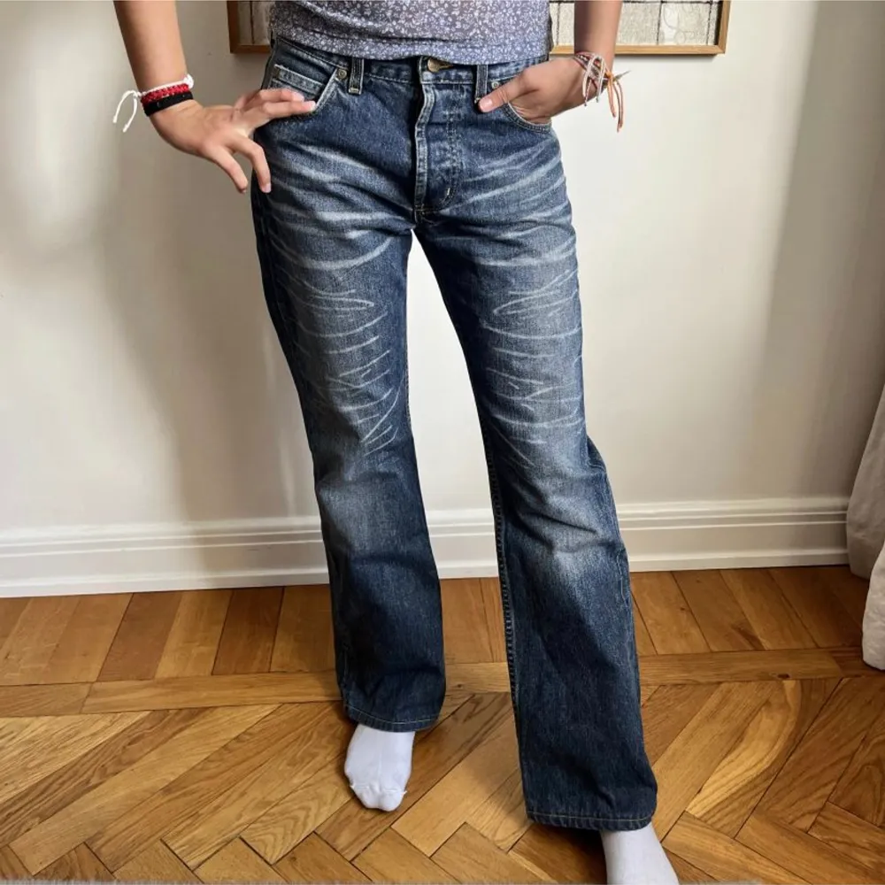 Säljer dessa skitsnygg jeans! Midjemått: 78cm. . Jeans & Byxor.