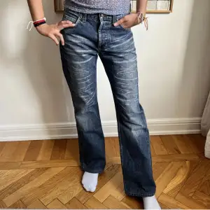 Säljer dessa skitsnygg jeans! Midjemått: 78cm. 
