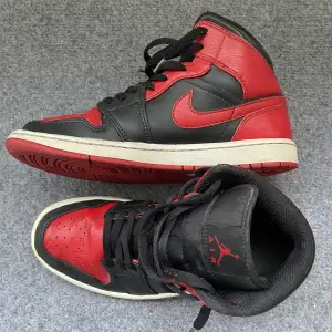 Säljer Jordan 1 Banned i storlek 41. Använda men i ganska bra skick.