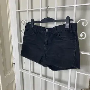 Svarta jeansshorts som har mer att ge.  Använda men intakta.  Storlek: 33.