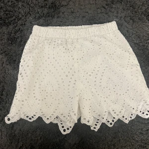 Vita spetsshorts - Supersnygga vita shorts med spetsdetaljer!! Skriv för fler bilder eller vid frågor!