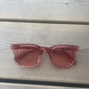 Chimi - Ett par jättefina rosa chimi glasögon. Knappast använda och mycket bra skick. Säljer de för ja använder de aldrig. Nypris 1200kr säljs för 800kr plus frakt.