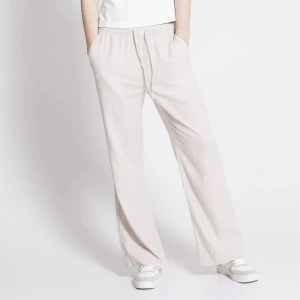 Linnebyxor - Hej, säljer ett par beiga linnebyxor från lager 157, linnebyxorna brukar vara slutsålda.  Linnebyxorna är i storlek M och säljer då dem är för stora för mig och då jag fick tag på ett par i S.  Köpte för en vecka sen och har använt 2-3 gånger så är i nysk