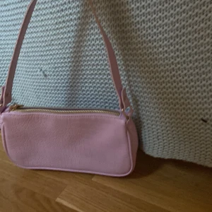  Handväska -  fin lilla handväska bra skick funkar till alla  Mobil funkar inte så jättebra så det går inte riktigt och skriver in allt men ni ser vad det är