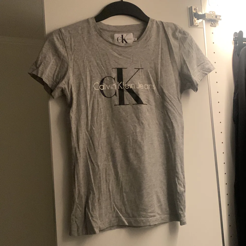 Äkta Calvin Klein t-shirt. Köpt på Calvin Klein för 350 kr.. T-shirts.