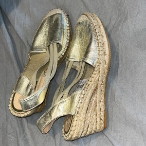 Högklackade espadrillos - Helt nya