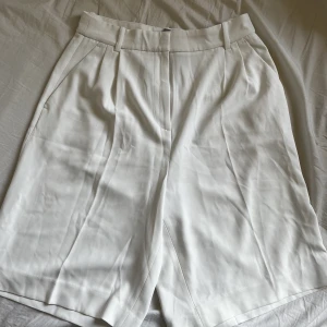 vita somriga shorts - vita lösa shorts från h&m i storlek 40, använda 1 gång 🤍