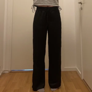Satin-byxor - Satinbyxor i väldigt bra kvalite från samsoe samsoe. Inget trasigt, inga fläckar. Knapp-detaljer längst benen och fickor i sidan. Dekorficka bak. Priset inkluderar frakt. Jag är 164 cm och dessa är ca 7cm för lång för mig