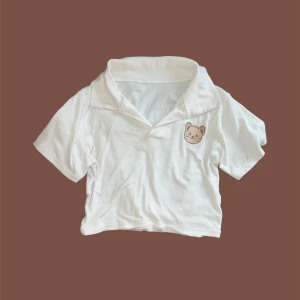 Gullig skjorta🧸✨ - Vit croppad skjorta med insytt Björn i storlek, Small!✨ 