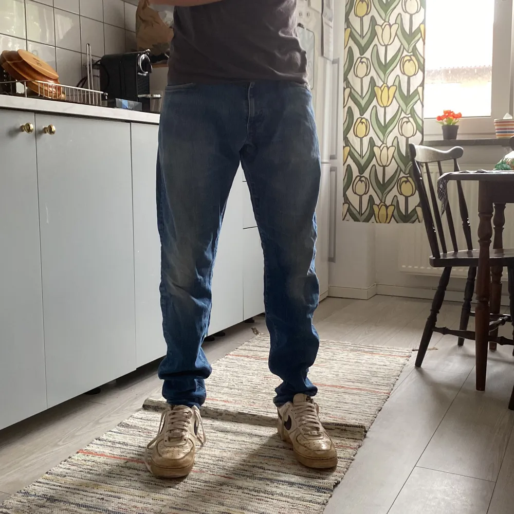 Gamla Levis jeans som inte passar, väldigt bra skick. Men passar mig för stort. W 31 L 34, är 180 men de är för långa för mig.. Jeans & Byxor.