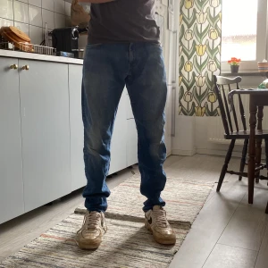 Levis Jeans 512 - Gamla Levis jeans som inte passar, väldigt bra skick. Men passar mig för stort. W 31 L 34, är 180 men de är för långa för mig.