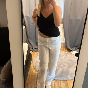 Adsgn - Säljer tyvärr mina vita linnebyxor från Adsgn i storlek S då jag tycker dom är lite för stora och långa på mig, jag är 166 & en halv cm och tror dom skulle passa bättre på någon som har strl M och är ca 170 cm❤️köptes för 799 kr💕Hör av dig för fler bilder💞