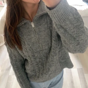 stickad tröja - säljer denna fina stickade tröja med dragkedja ifrån bikbok. Tröjan är i storlek L men är liten i storleken så passar perfekt på mig som är en S i storlek. Buda gärna!💗