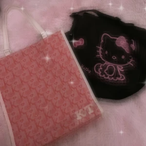 Söt hello Kitty väskor - Fina hello Kitty väskor utan smuts.   Rosa svart: 100kr. Rosa vitt är tyvärr såld!❤️