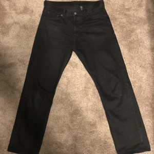 Weekday space jeans - Skick 7/10 använda ganska mycket. Säljer då de ej kommer till användning. Är lite halvsliten vid rumpan (märks knappt). Nypris 600:-